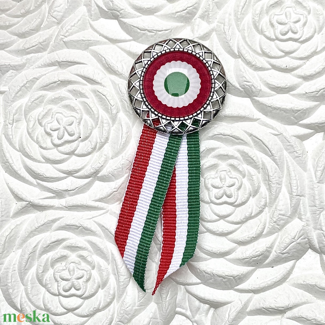 Üveglencsés kokárda - ékszer - kitűző és bross - kitűző - Meska.hu Üveglencsés kokárda - ékszer - kitűző és bross - kitűző - Meska.hu