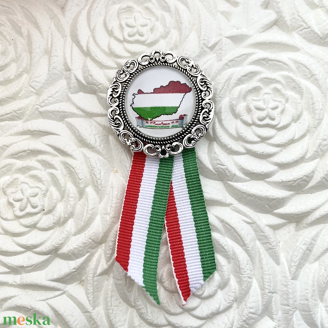 Üveglencsés kokárda Magyarország - ékszer - kitűző és bross - kitűző - Meska.hu Üveglencsés kokárda Magyarország - ékszer - kitűző és bross - kitűző - Meska.hu