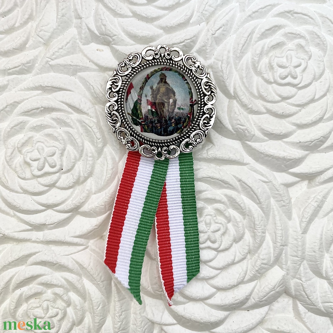 Üveglencsés kokárda március 15 - ékszer - kitűző és bross - kitűző - Meska.hu Üveglencsés kokárda március 15 - ékszer - kitűző és bross - kitűző - Meska.hu