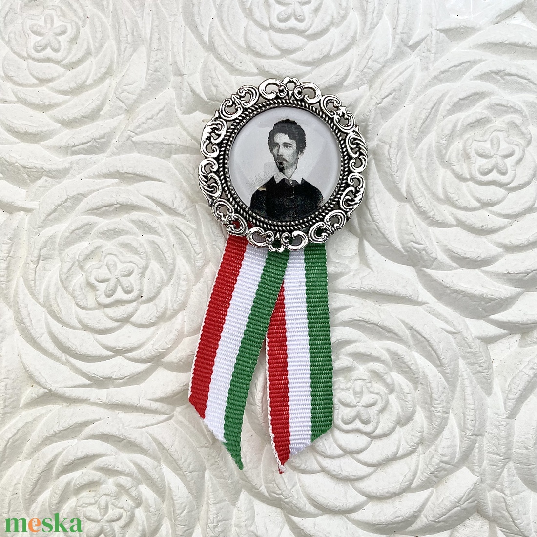 Üveglencsés kokárda Petőfi arcképével - ékszer - kitűző és bross - kitűző - Meska.hu Üveglencsés kokárda Petőfi arcképével - ékszer - kitűző és bross - kitűző - Meska.hu