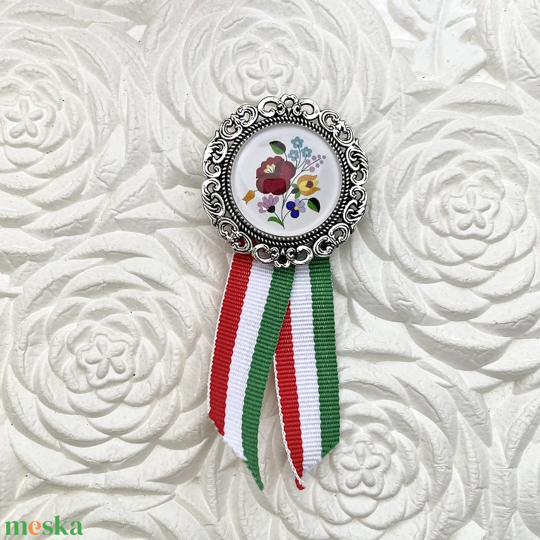 Üveglencsés kokárda kalocsai mintával - ékszer - kitűző és bross - kitűző - Meska.hu Üveglencsés kokárda kalocsai mintával - ékszer - kitűző és bross - kitűző - Meska.hu