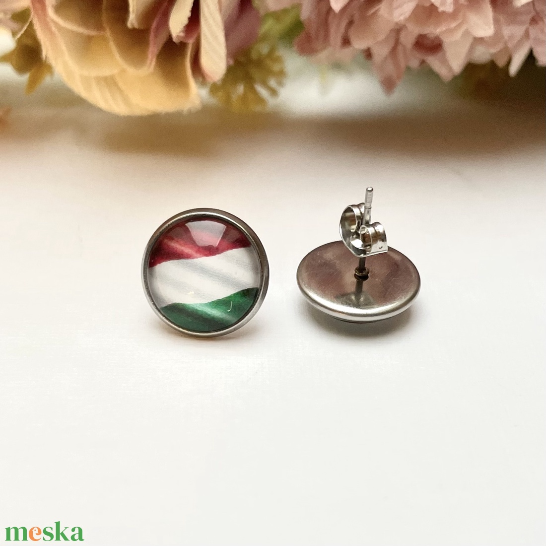 Magyar nemzeti kokárda trikolor üveglencsés nemesacél fülbevaló KÉSZTERMÉK - ékszer - fülbevaló - pötty fülbevaló - Meska.hu Magyar nemzeti kokárda trikolor üveglencsés nemesacél fülbevaló KÉSZTERMÉK - ékszer - fülbevaló - pötty fülbevaló - Meska.hu