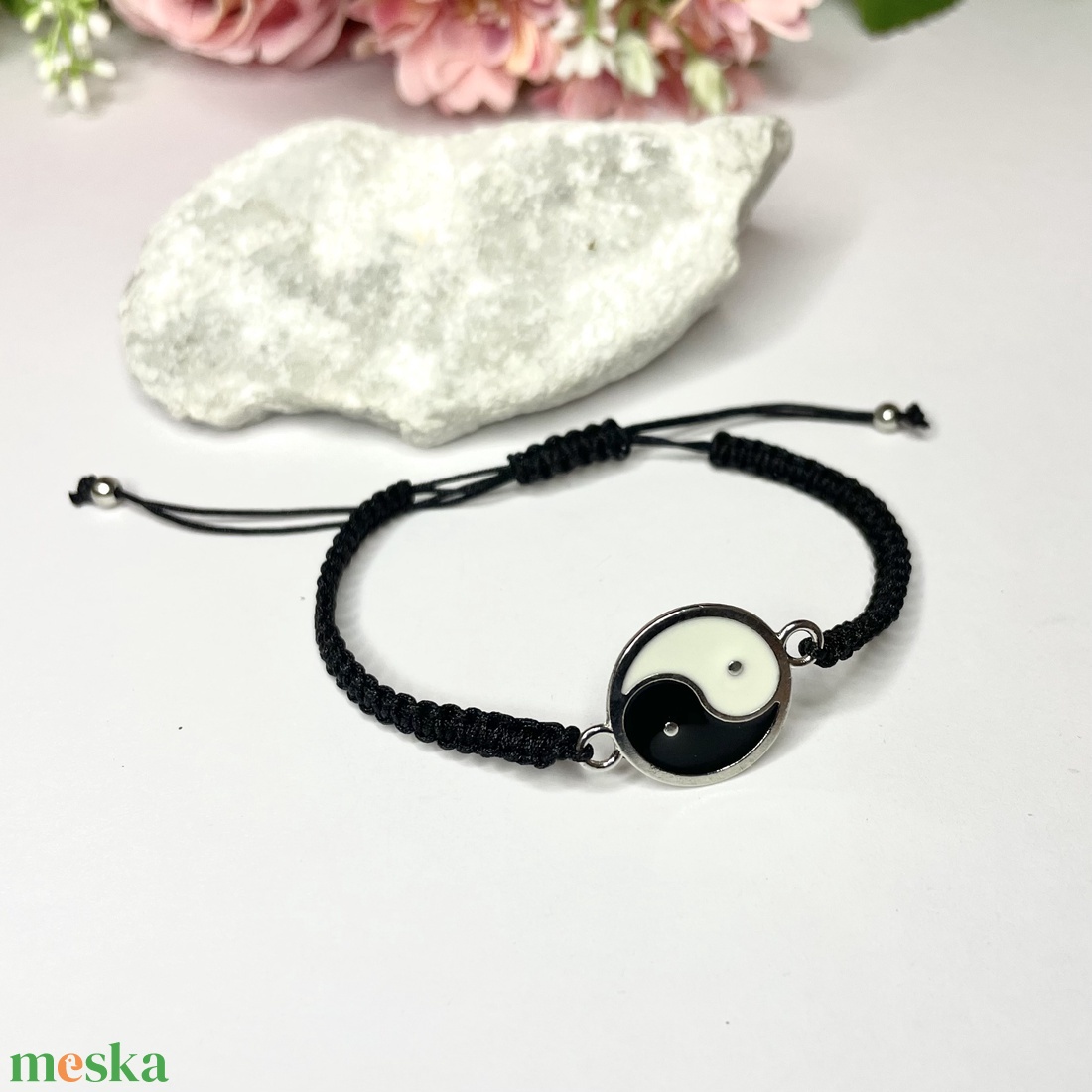 Csomózott makramé karkötő Jin-Jang medállal fekete - ékszer - karkötő - fonott karkötő - Meska.hu Csomózott makramé karkötő Jin-Jang medállal fekete - ékszer - karkötő - fonott karkötő - Meska.hu