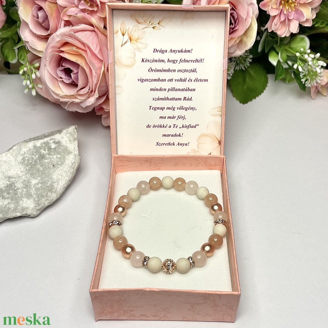 Örömanya szülőköszöntő ajándék nude rosegold ásvány karkötő strasszköves dísszel díszdobozban kísérő szöveggel - esküvő - emlék & ajándék - szülőköszöntő ajándék - Meska.hu