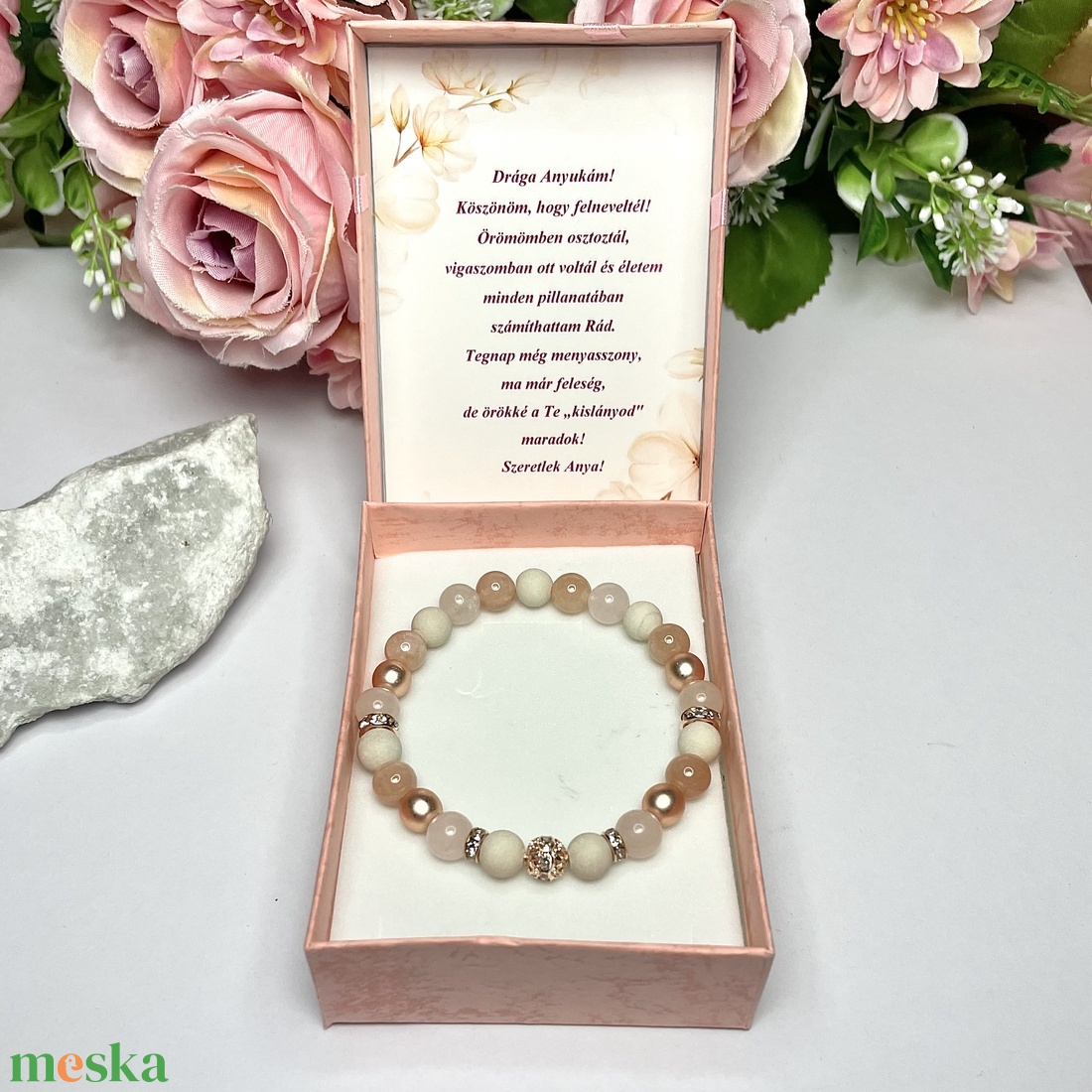 Örömanya szülőköszöntő ajándék nude rosegold ásvány karkötő strasszköves dísszel díszdobozban kísérő szöveggel - esküvő - emlék & ajándék - szülőköszöntő ajándék - Meska.hu