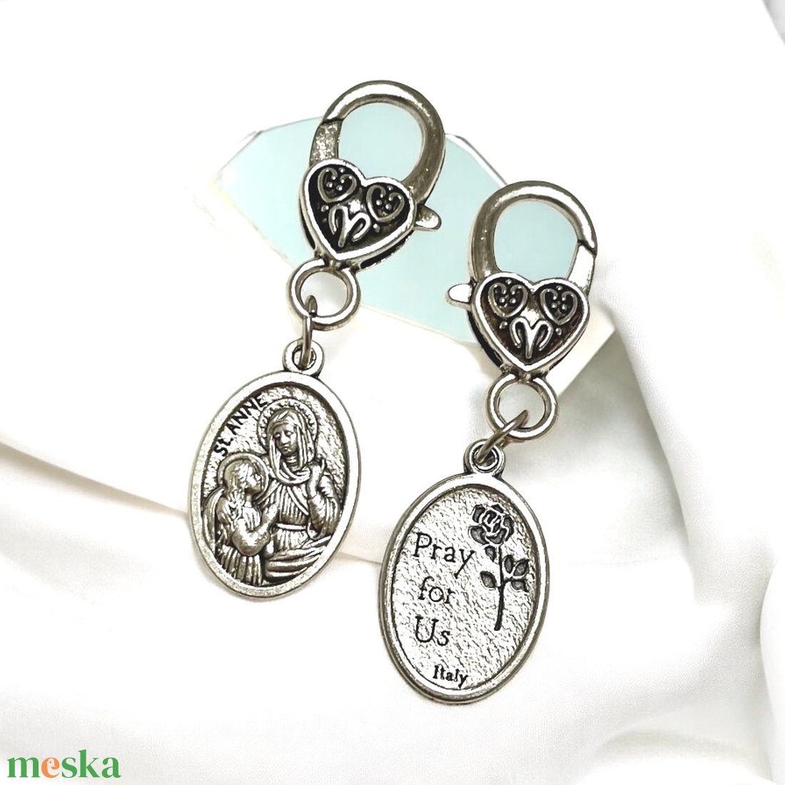 Szent Anna amulett kulcstartó táskadísz Szent Anna az anyák védőszentje - táska & tok - kulcstartó & táskadísz - kulcstartó - Meska.hu Szent Anna amulett kulcstartó táskadísz Szent Anna az anyák védőszentje - táska & tok - kulcstartó & táskadísz - kulcstartó - Meska.hu