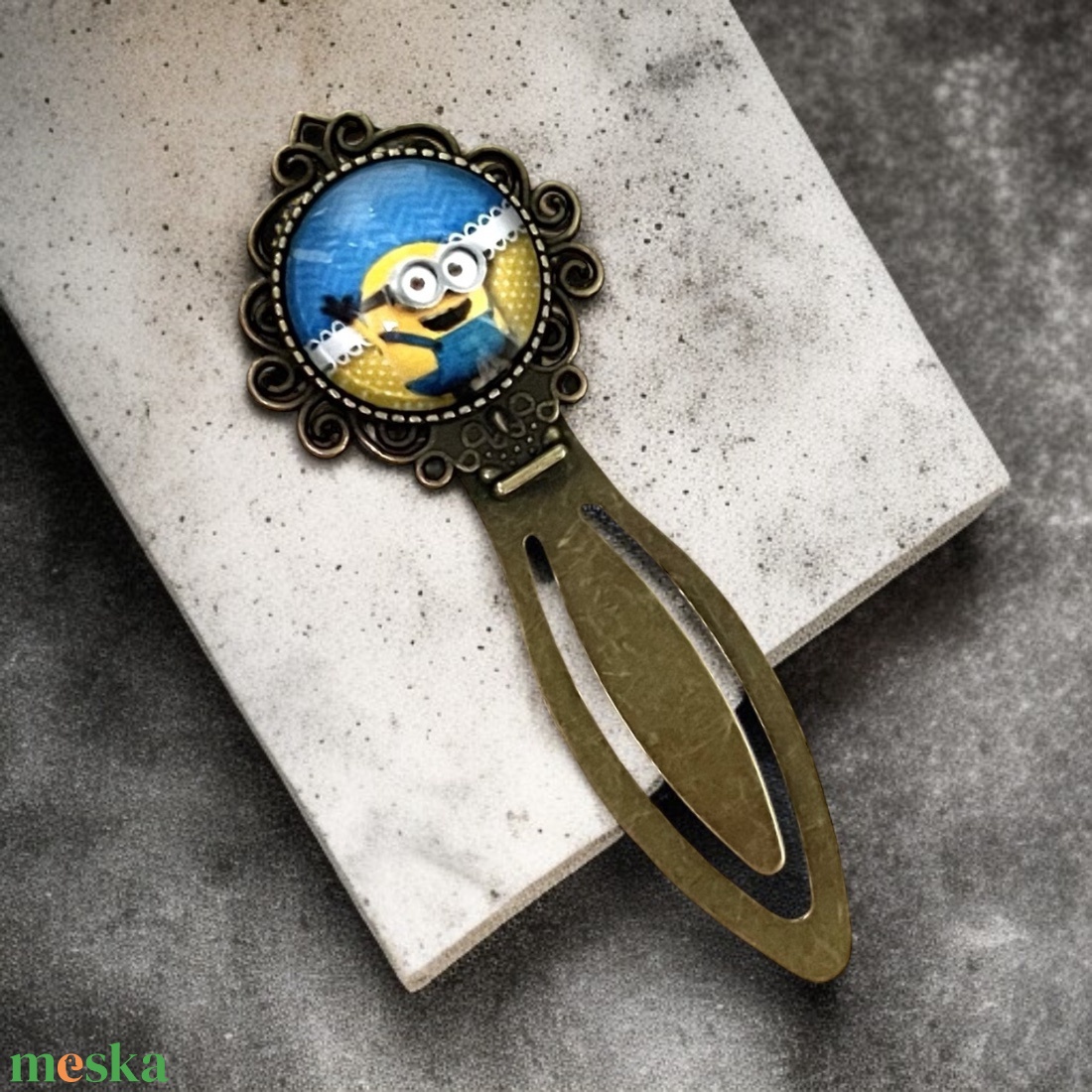 Disney Minyonok Minions üveglencsés fém könyvjelző egyedi ajándék - táska & tok - kulcstartó & táskadísz - táskadísz - Meska.hu