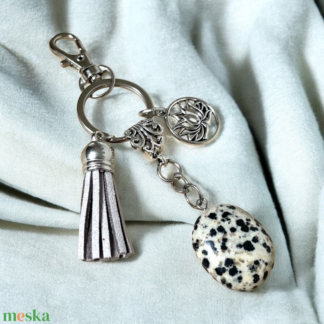 Dalmata Jáspis ásvány medálos bojtos kulcstartó ezüst színű lótuszvirág medál díszítéssel - táska & tok - kulcstartó & táskadísz - kulcstartó - Meska.hu Dalmata Jáspis ásvány medálos bojtos kulcstartó ezüst színű lótuszvirág medál díszítéssel - táska & tok - kulcstartó & táskadísz - kulcstartó - Meska.hu