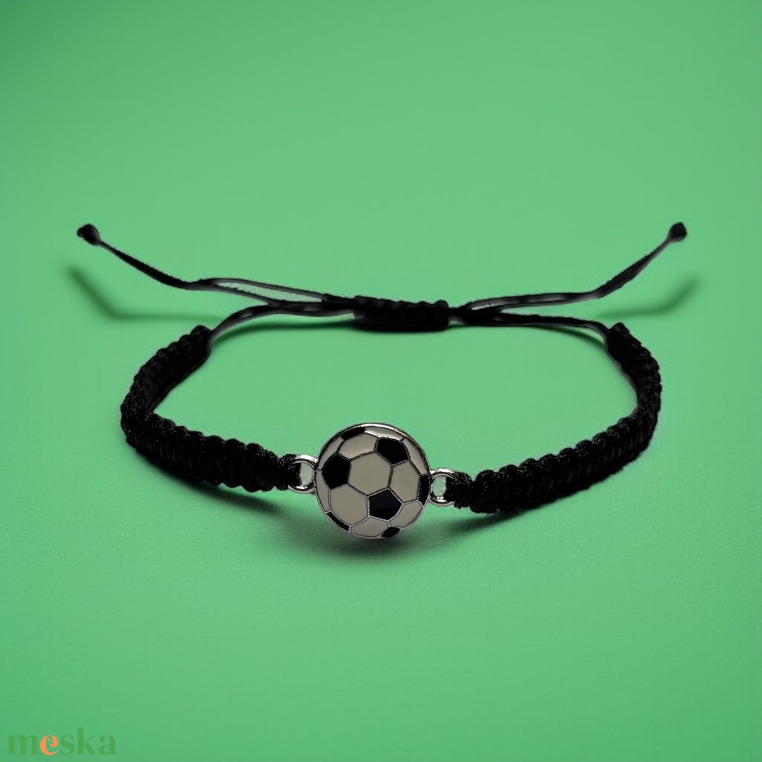 Fonott fekete makramé karkötő focis medállal 5602028 - ékszer - karkötő - fonott karkötő - Meska.hu