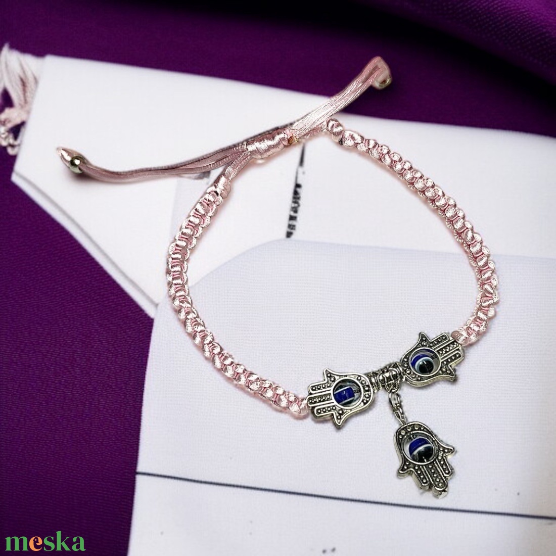 Csomózott makramé karkötő Hamsa kéz medállal - ékszer - karkötő - fonott karkötő - Meska.hu Csomózott makramé karkötő Hamsa kéz medállal - ékszer - karkötő - fonott karkötő - Meska.hu