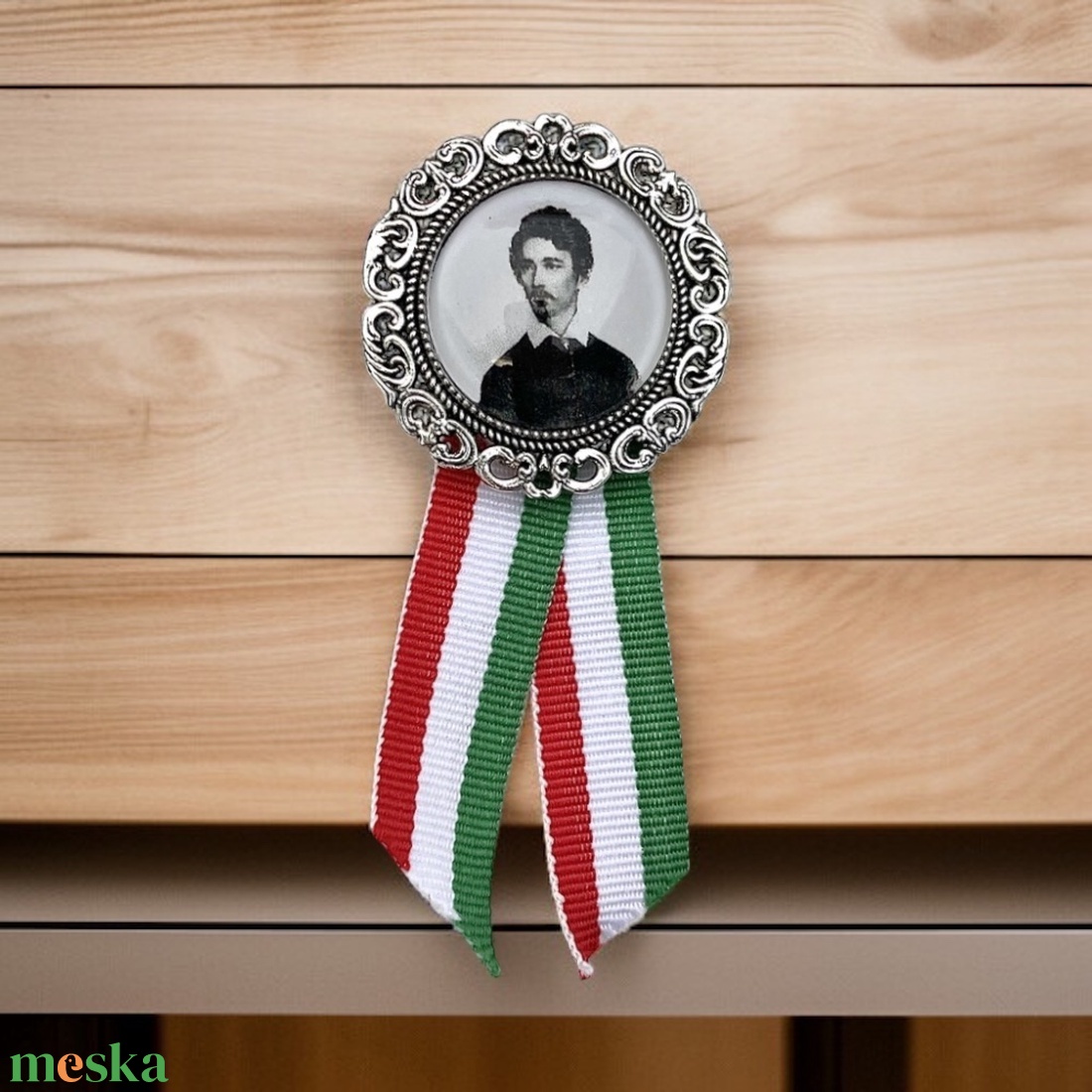 Üveglencsés kokárda Petőfi arcképével - ékszer - kitűző és bross - Meska.hu