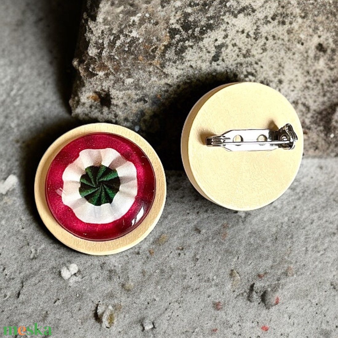 Üveglencsés kokárda kitűző fa alapon - ékszer - kitűző és bross - Meska.hu Üveglencsés kokárda kitűző fa alapon - ékszer - kitűző és bross - Meska.hu