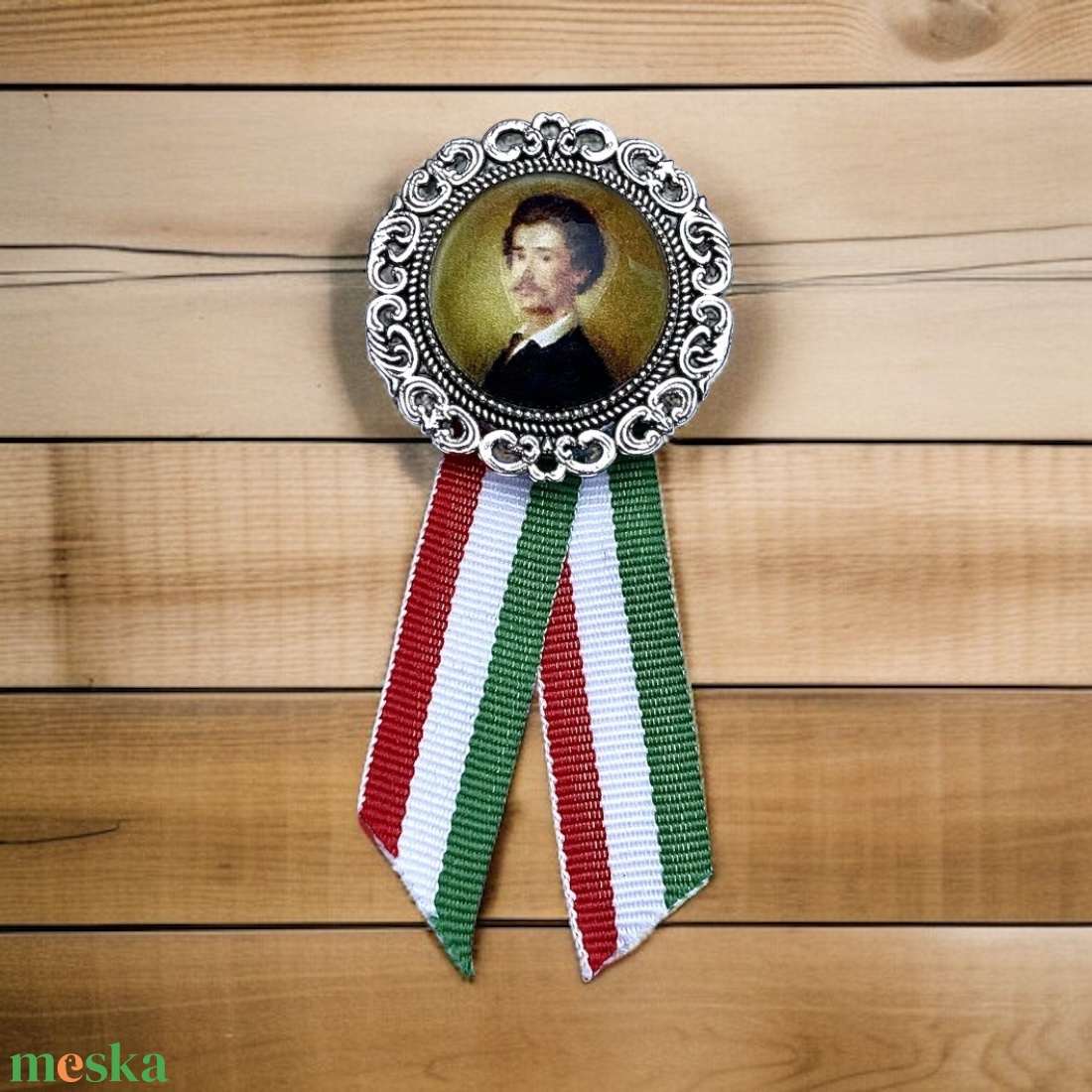 Üveglencsés kokárda Petőfi képpel - ékszer - kitűző és bross - Meska.hu