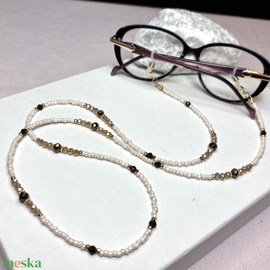 Elegáns nude barna bézs arany bronz színvilágú szemüveglánc csiszolt kristálygyöngyökből - ékszer - szemüveglánc - Meska.hu