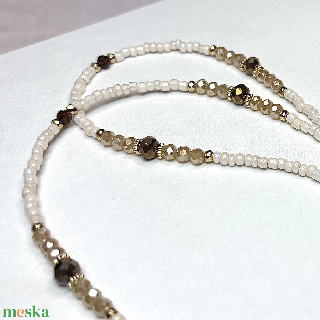 Elegáns nude barna bézs arany bronz színvilágú szemüveglánc csiszolt kristálygyöngyökből - ékszer - szemüveglánc - Meska.hu
