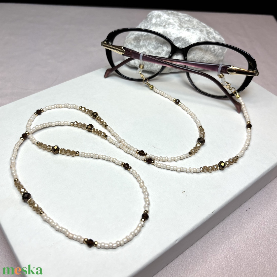 Elegáns nude barna bézs arany bronz színvilágú szemüveglánc csiszolt kristálygyöngyökből - ékszer - szemüveglánc - Meska.hu