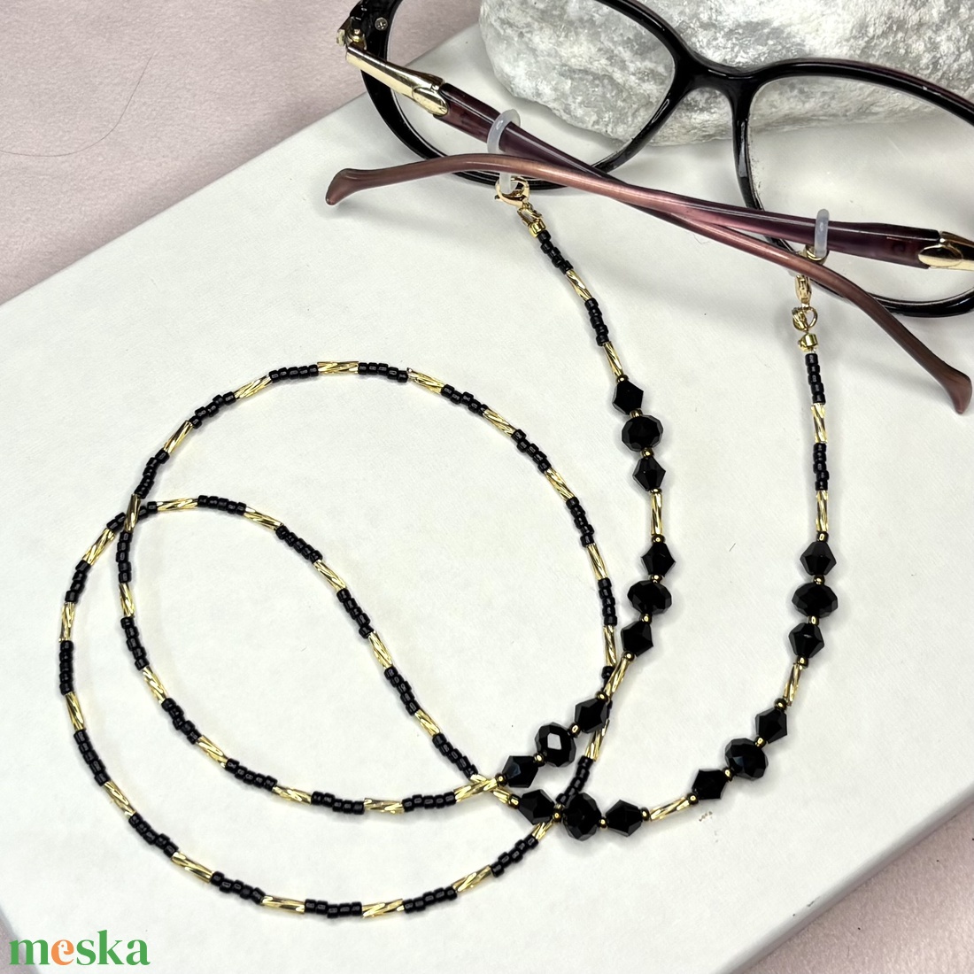 Elegáns fekete arany színű szemüveglánc csiszolt kristálygyöngyökből 5640277 - ékszer - szemüveglánc - Meska.hu Elegáns fekete arany színű szemüveglánc csiszolt kristálygyöngyökből 5640277 - ékszer - szemüveglánc - Meska.hu