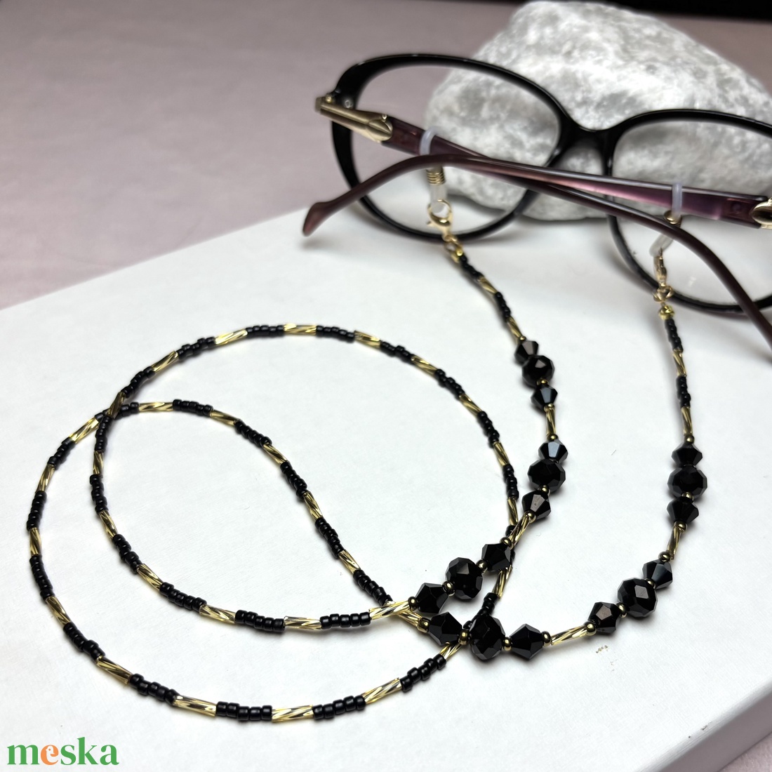 Elegáns fekete arany színű szemüveglánc csiszolt kristálygyöngyökből 5640277 - ékszer - szemüveglánc - Meska.hu Elegáns fekete arany színű szemüveglánc csiszolt kristálygyöngyökből 5640277 - ékszer - szemüveglánc - Meska.hu