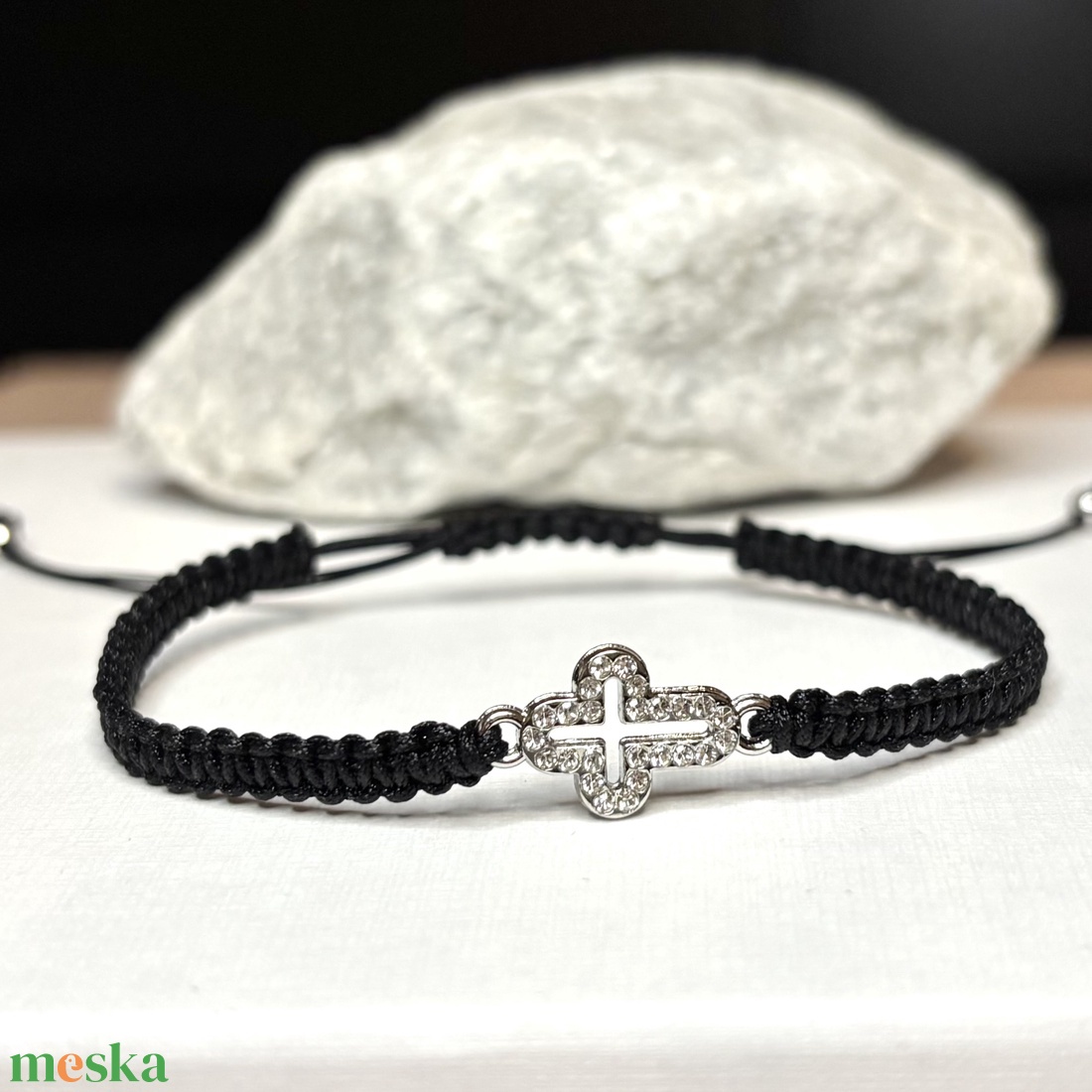 Csomózott makramé karkötő strasszköves kereszt medállal  - ékszer - karkötő - fonott karkötő - Meska.hu