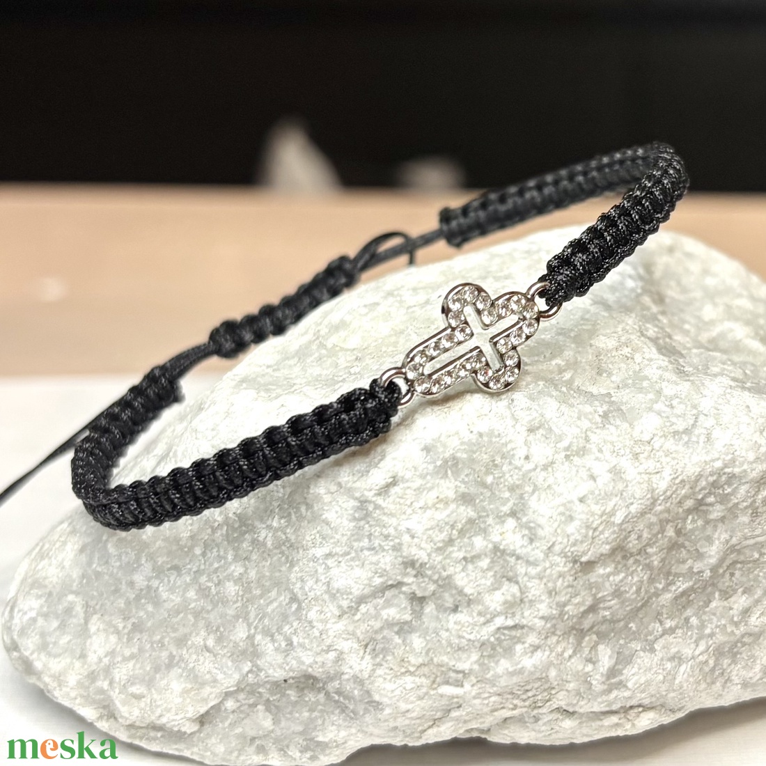 Csomózott makramé karkötő strasszköves kereszt medállal  - ékszer - karkötő - fonott karkötő - Meska.hu