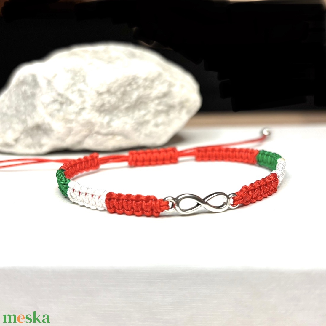 Magyar nemzeti színű csomózott karkötő végtelen jel medállal 5674827 - ékszer - karkötő - fonott karkötő - Meska.hu