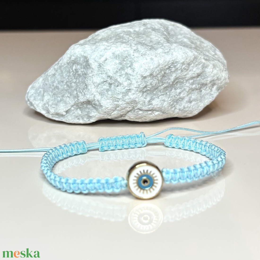 Világoskék csomózott makramé karkötő védő szem medállal 5674800 - ékszer - karkötő - fonott karkötő - Meska.hu