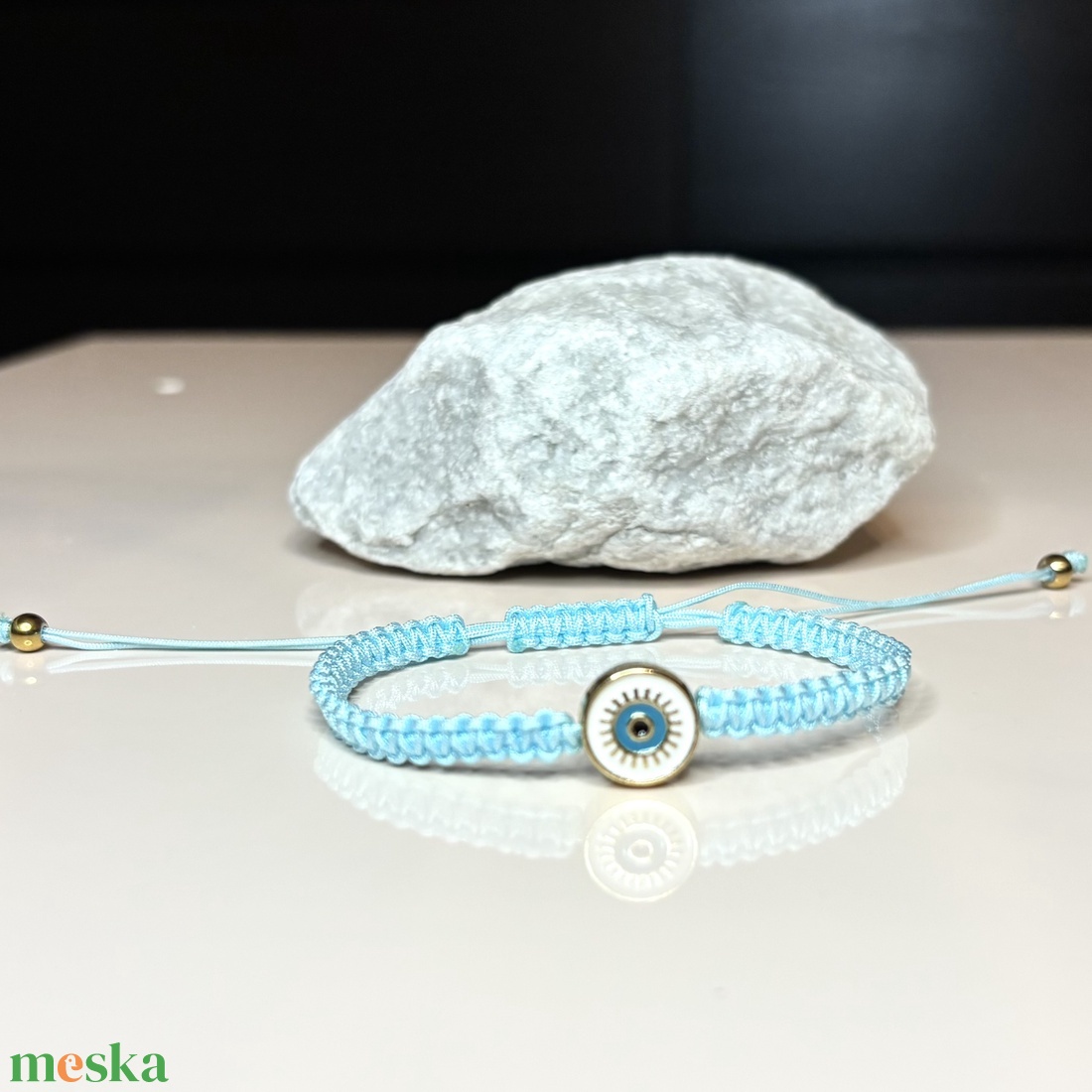 Világoskék csomózott makramé karkötő védő szem medállal 5674800 - ékszer - karkötő - fonott karkötő - Meska.hu