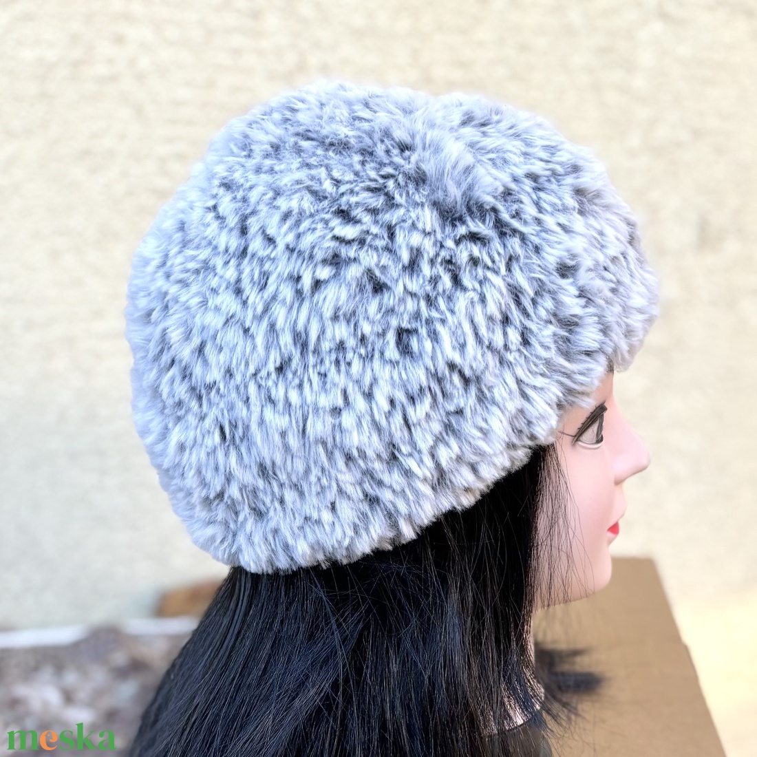 Szőrme hatású meleg kötött női sapka tini méret szürkés színekben 5637538 - ruha & divat - sál, sapka, kendő - sapka - Meska.hu