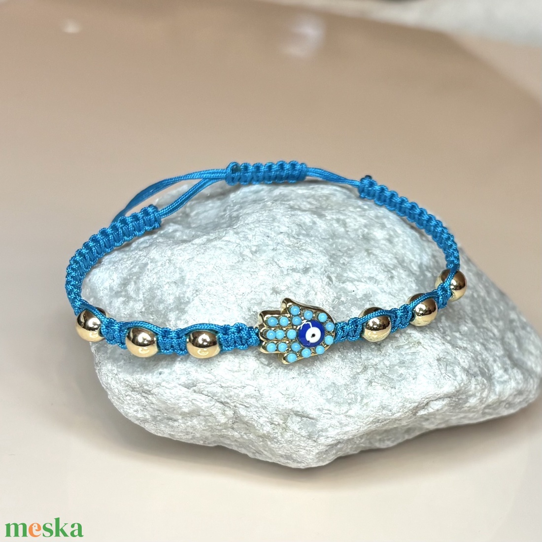 Csomózott makramé állítható méretű védelmező Hamsa kéz karkötő arany színű hematit gyöngyökkel kék 5676075 - ékszer - karkötő - fonott karkötő - Meska.hu