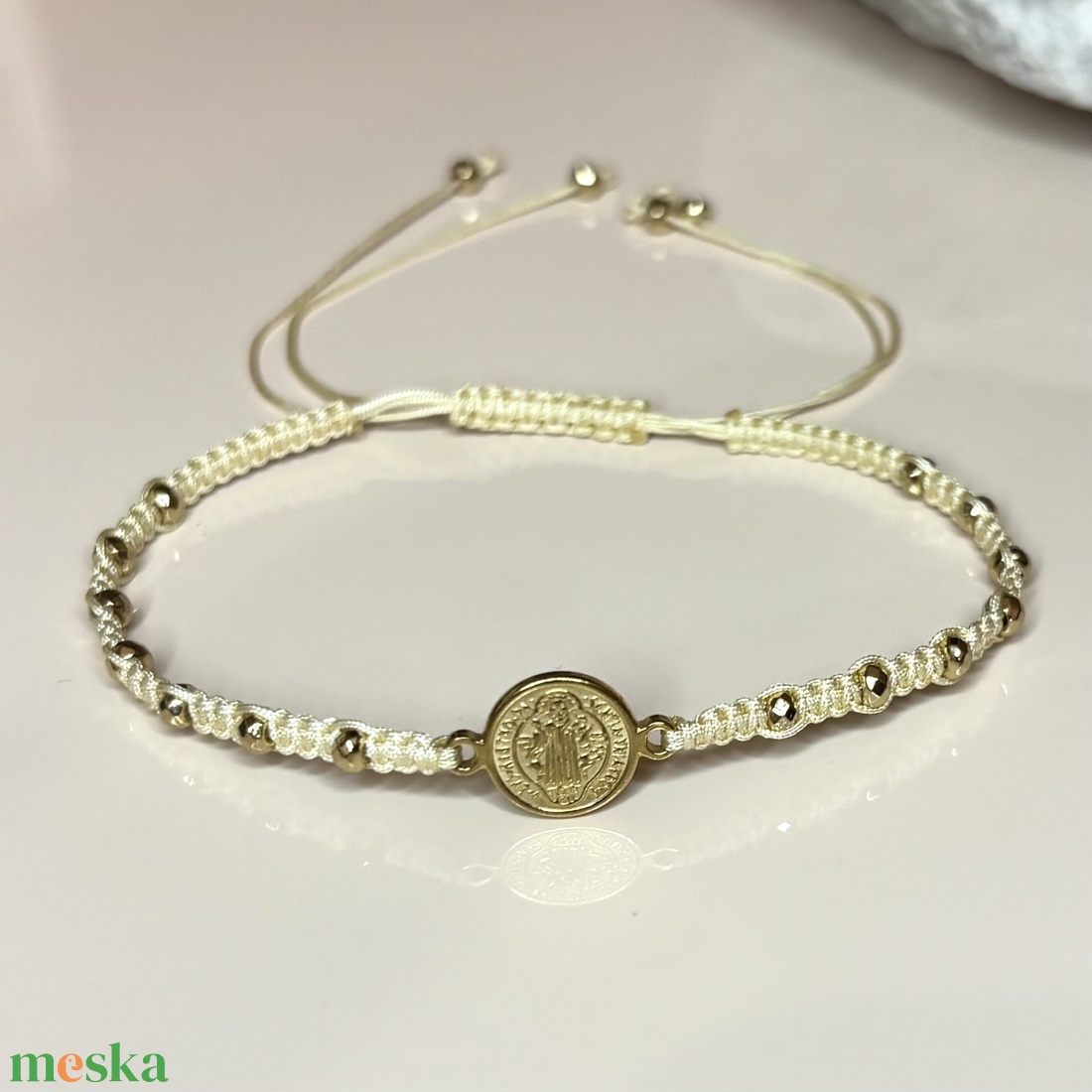 Szent Benedek arany színű nemesacél medállal hematit csomózott  makramé karkötő 5637360 - ékszer - karkötő - fonott karkötő - Meska.hu