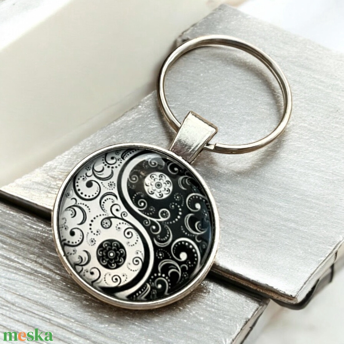 Üveglencsés fém kulcstartó - Jing Jang paisley mintás 5637356 - táska & tok - kulcstartó & táskadísz - kulcstartó - Meska.hu
