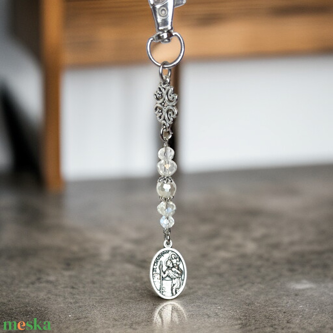 Szent Kristóf védelmező amulett kulcstartó fazettált kagylógyöngy és kristálygyöngyökből 5325982 - táska & tok - kulcstartó & táskadísz - táskadísz - Meska.hu
