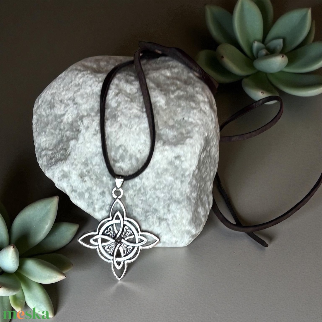 Kelta csomó szimbólum medál barna bőrszálon 5664902 - ékszer - nyaklánc - medálos nyaklánc - Meska.hu