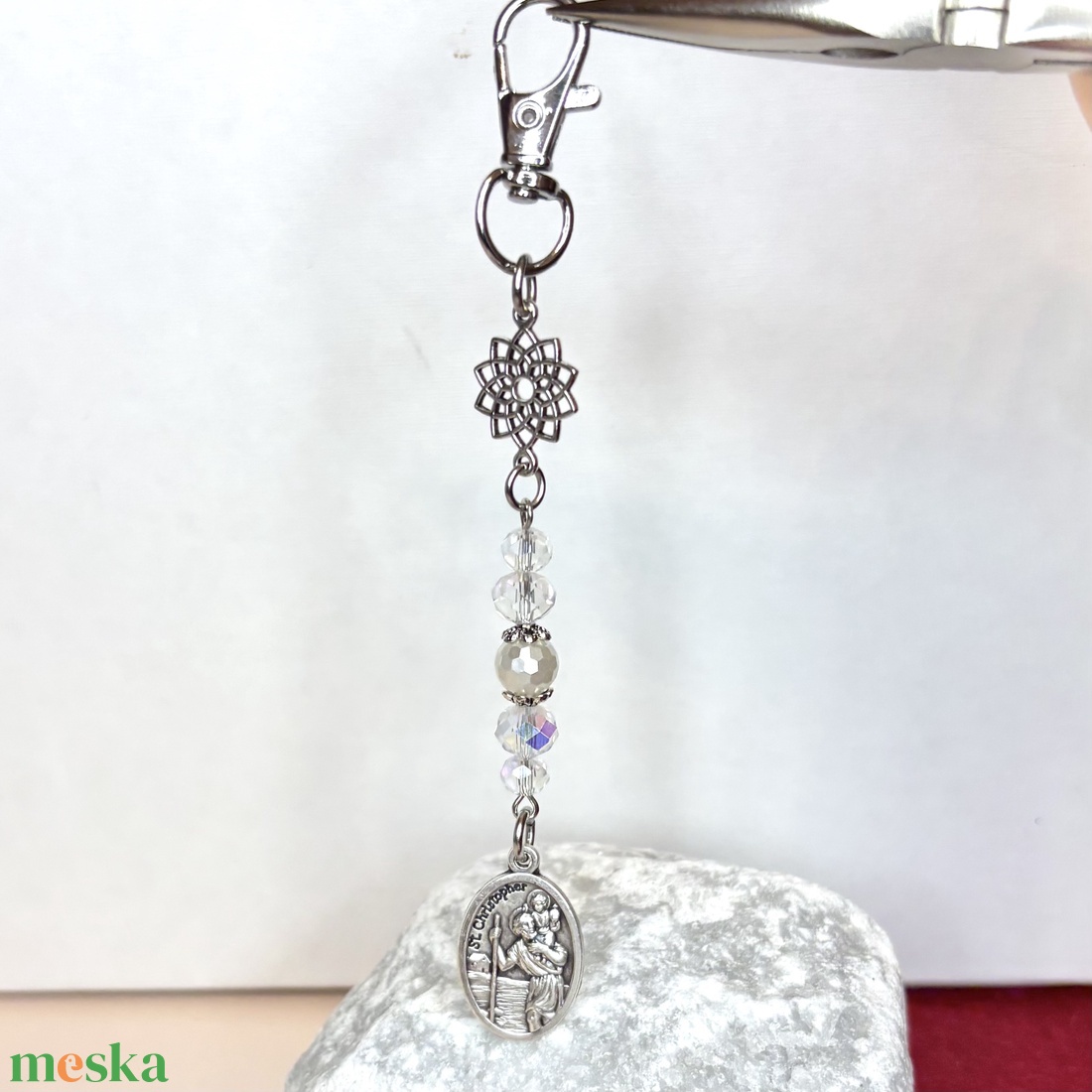 Szent Kristóf védelmező amulett kulcstartó fazettált kagylógyöngy és kristálygyöngyökből 5666498 - táska & tok - kulcstartó & táskadísz - táskadísz - Meska.hu