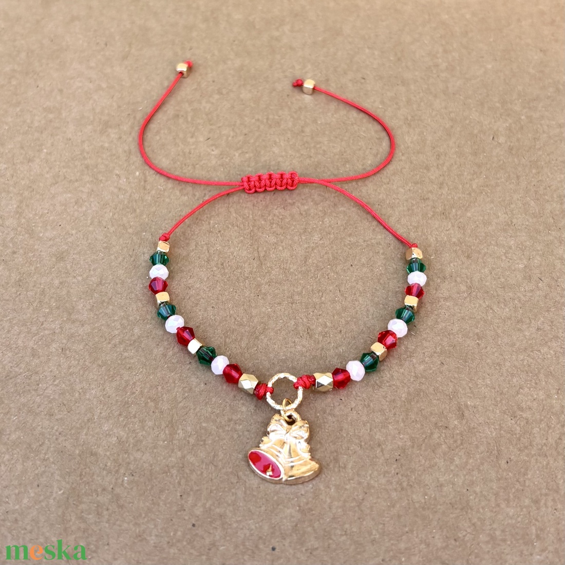 Karácsonyi csengettyű csomózott makramé charm karkötő 5666532 - ékszer - karkötő - fonott karkötő - Meska.hu