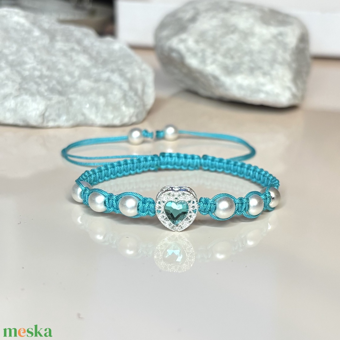 Elegáns szívmedálos csomózott makramé karkötő hematit ásványgyöngyökkel 5666752 - ékszer - karkötő - ásványkarkötő - Meska.hu