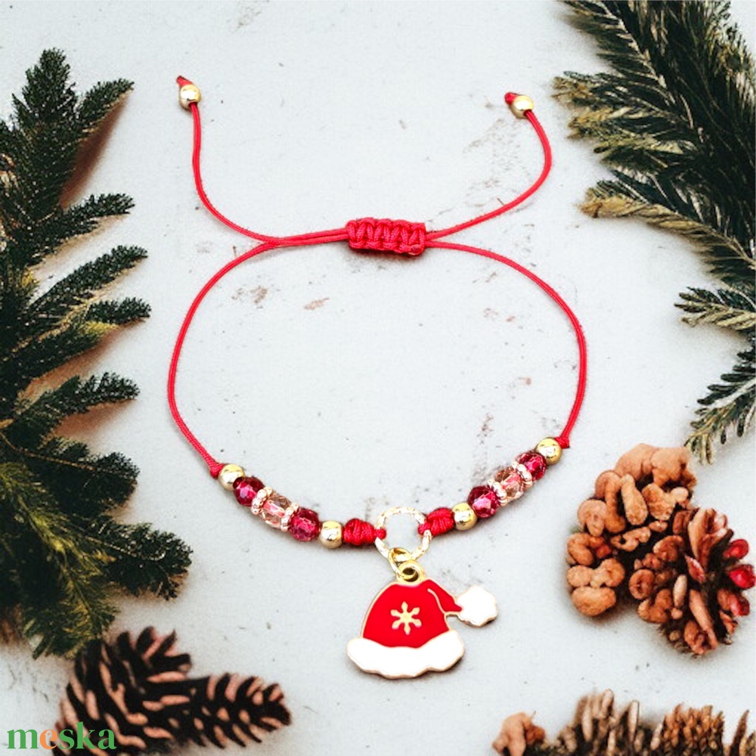 Karácsonyi mikulás sapkás csomózott makramé charm karkötő 5667352 - ékszer - karkötő - fonott karkötő - Meska.hu