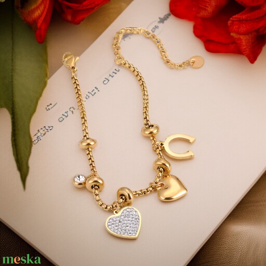 Elegáns aranyszínű nemesacél charm karkötő szív és patkó charmokkal - ékszer - karkötő - karkötő medállal - Meska.hu