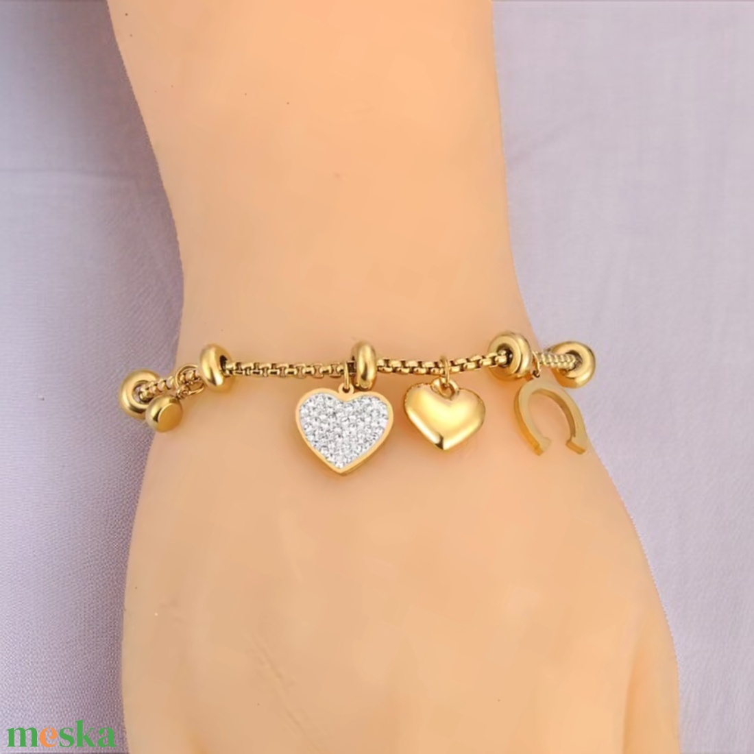 Elegáns aranyszínű nemesacél charm karkötő szív és patkó charmokkal - ékszer - karkötő - karkötő medállal - Meska.hu