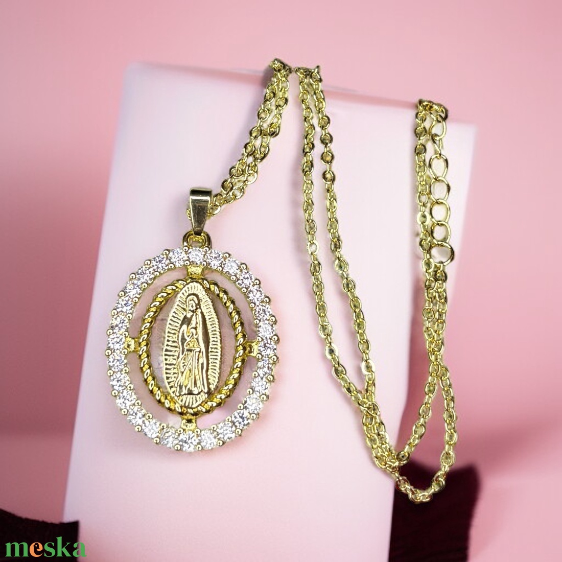 Arany színű Szűz Mária medál cirkónia kristályokkal láncon 5667963 - ékszer - nyaklánc - medálos nyaklánc - Meska.hu