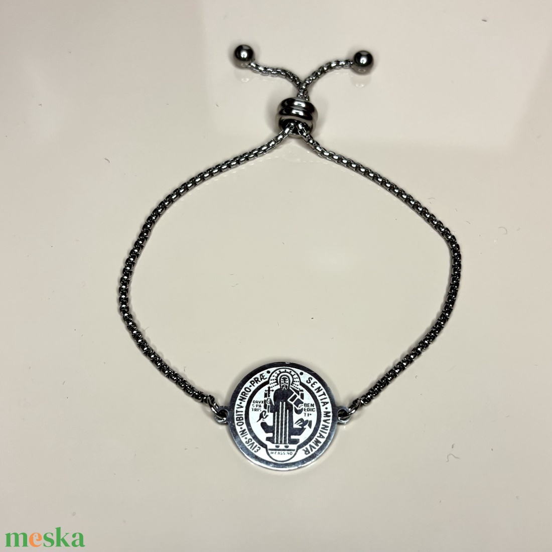 Szent Benedek Medálos Nemesacél Karkötő állítható méretű ajándékdobozban - ékszer - karkötő - karkötő medállal - Meska.hu