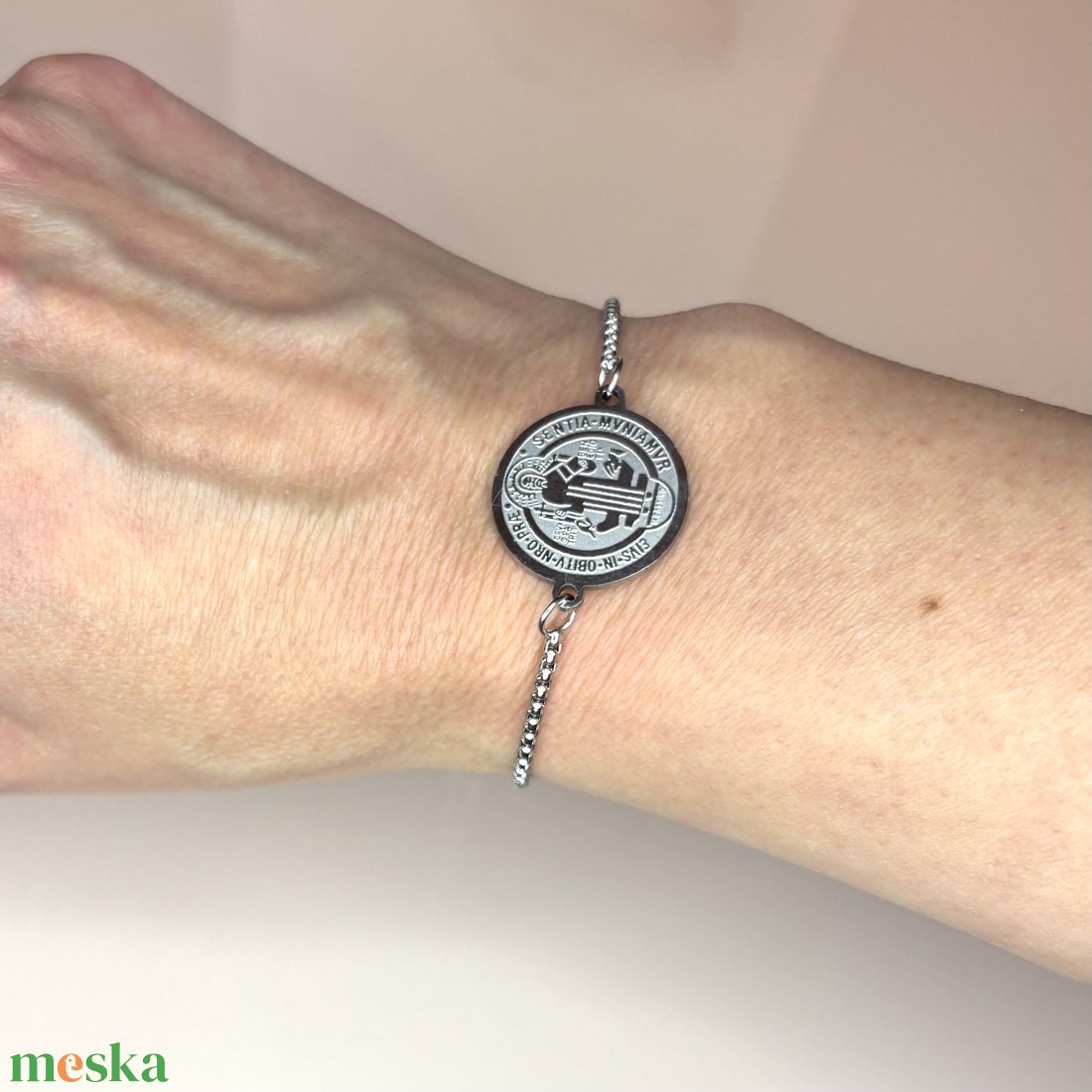 Szent Benedek Medálos Nemesacél Karkötő állítható méretű ajándékdobozban - ékszer - karkötő - karkötő medállal - Meska.hu