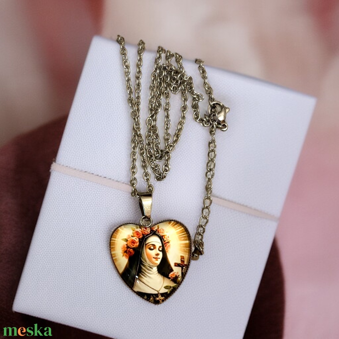 Szív alakú üveglencsés Szent Rita medál nemesacél láncon ajándékdobozban - ékszer - nyaklánc - medálos nyaklánc - Meska.hu