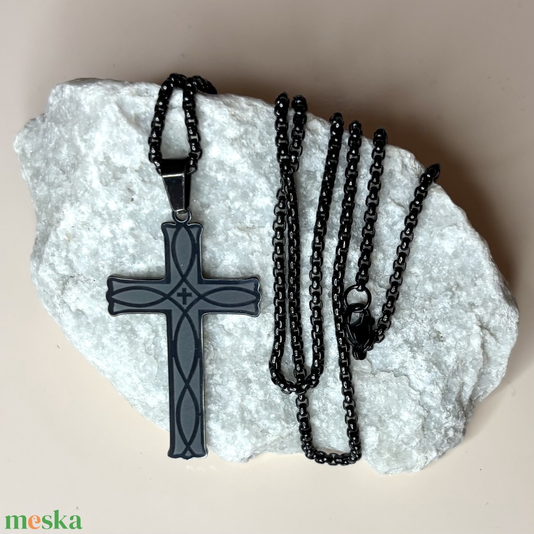 Fekete nemesacél lézergravírozott mintás kereszt medálos nyaklánc amulett ajándékdobozban 5673038 - ékszer - nyaklánc - medálos nyaklánc - Meska.hu