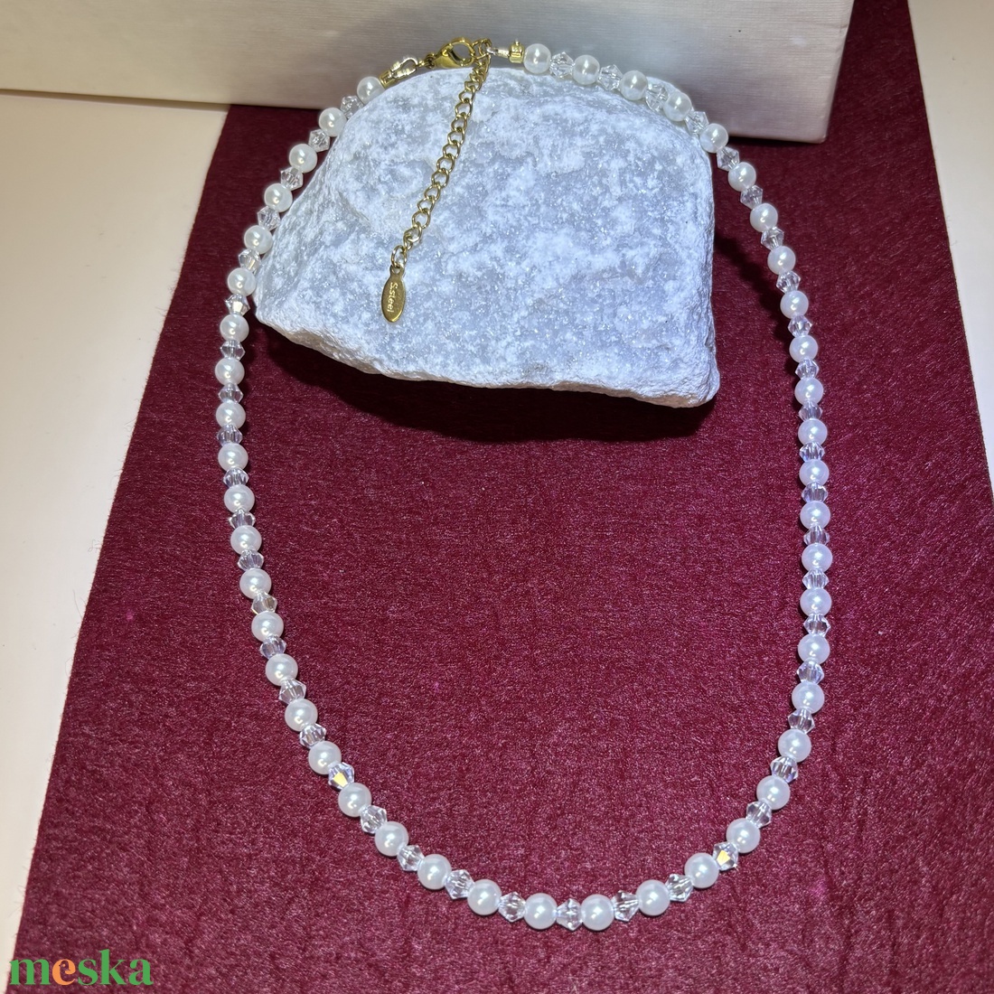 Gyöngynyaklánc csiszolt kristálygyöngyökkel menyasszonyi viselet ajándékdobozban - ékszer - nyaklánc - gyöngyös nyaklánc - Meska.hu