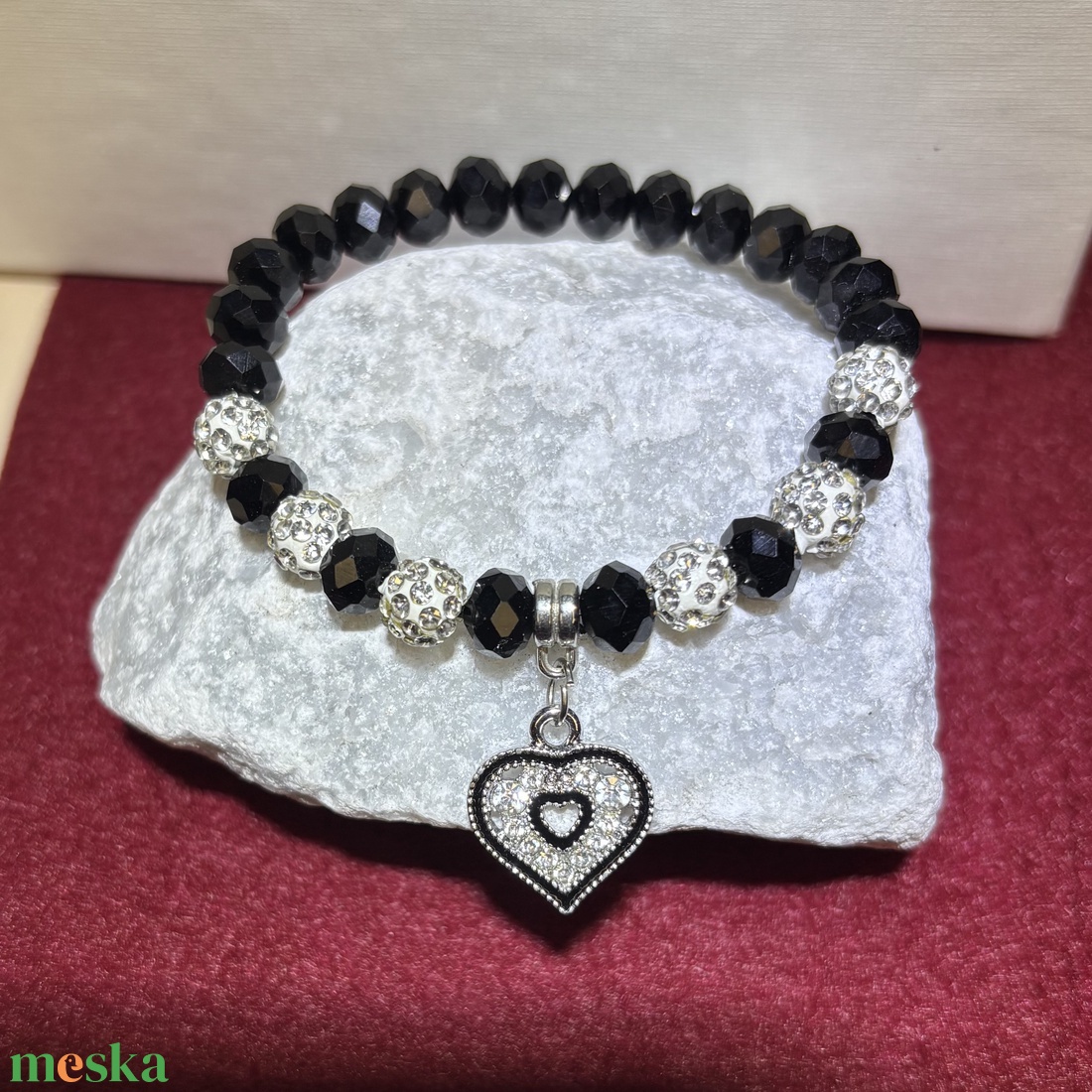 Fekete üvegkristály gyöngykarkötő szív charm medállal 15 cm - ékszer - karkötő - gyöngyös karkötő - Meska.hu