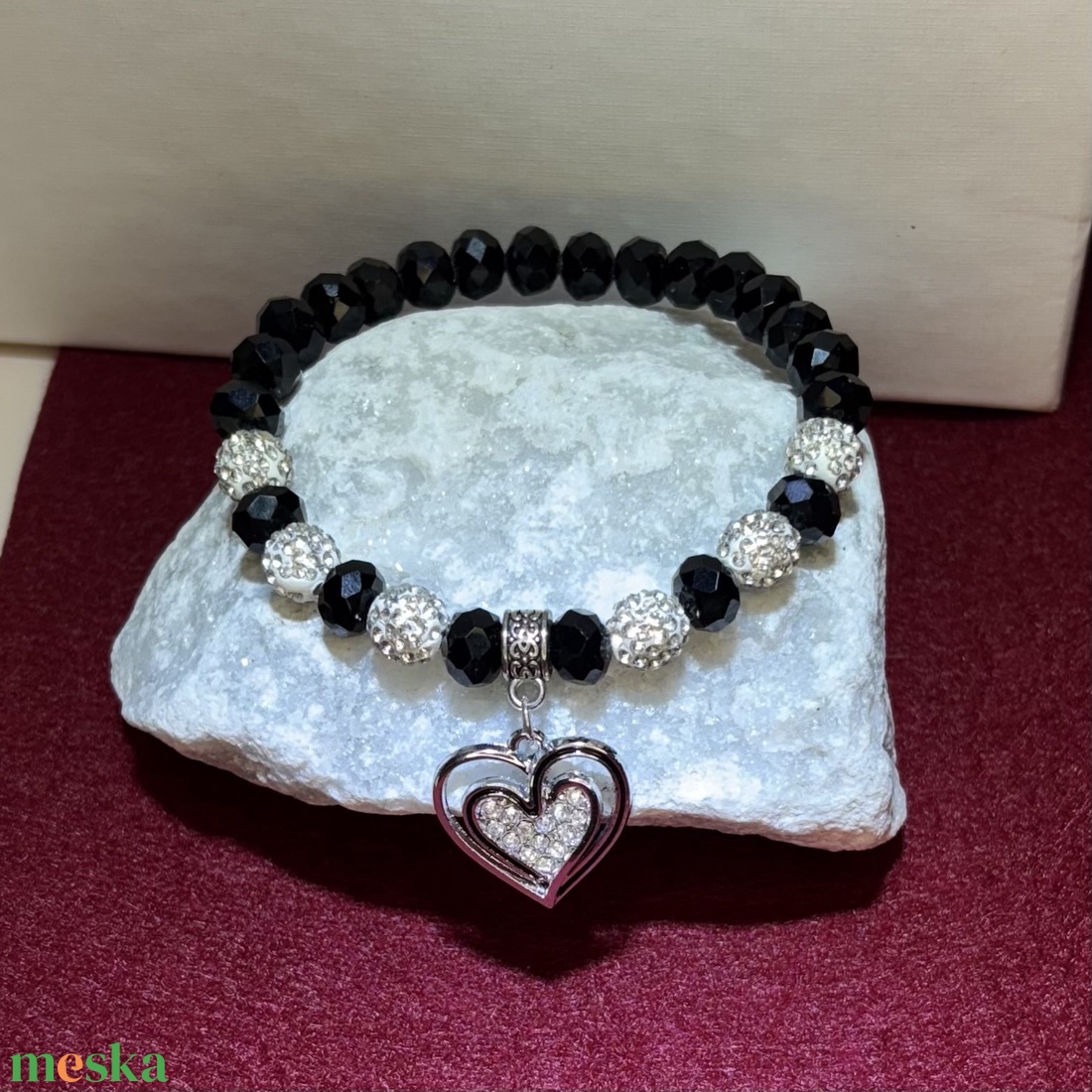 Fekete üvegkristály gyöngykarkötő szív charm medállal 16 cm - ékszer - karkötő - gyöngyös karkötő - Meska.hu