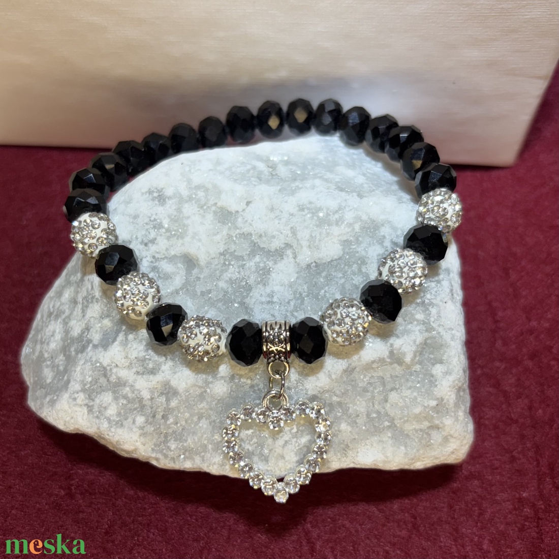 Fekete üvegkristály gyöngykarkötő szív charm medállal 16 cm-es - ékszer - karkötő - gyöngyös karkötő - Meska.hu