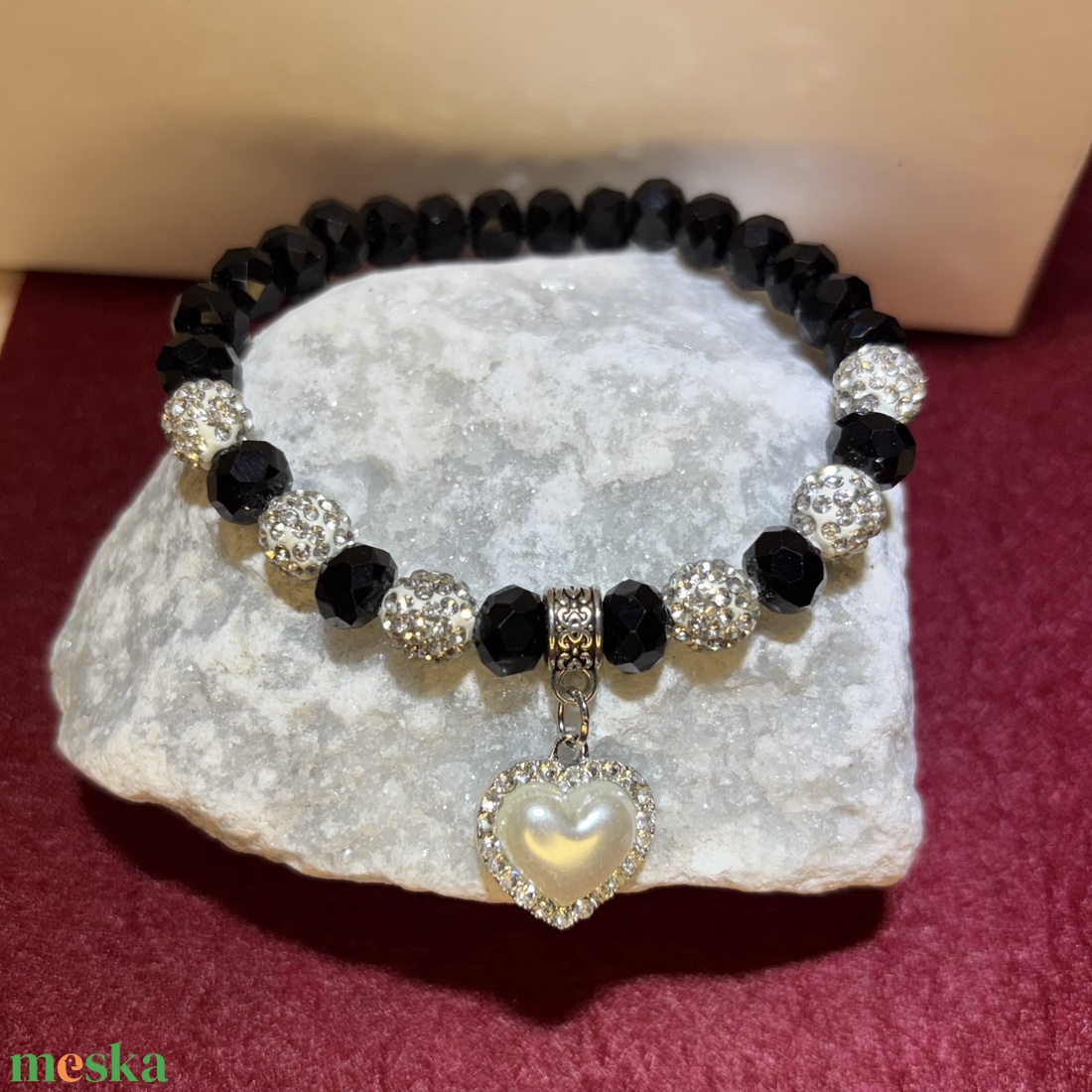 Fekete üvegkristály gyöngykarkötő szív charm medállal 16 cm-es - ékszer - karkötő - gyöngyös karkötő - Meska.hu