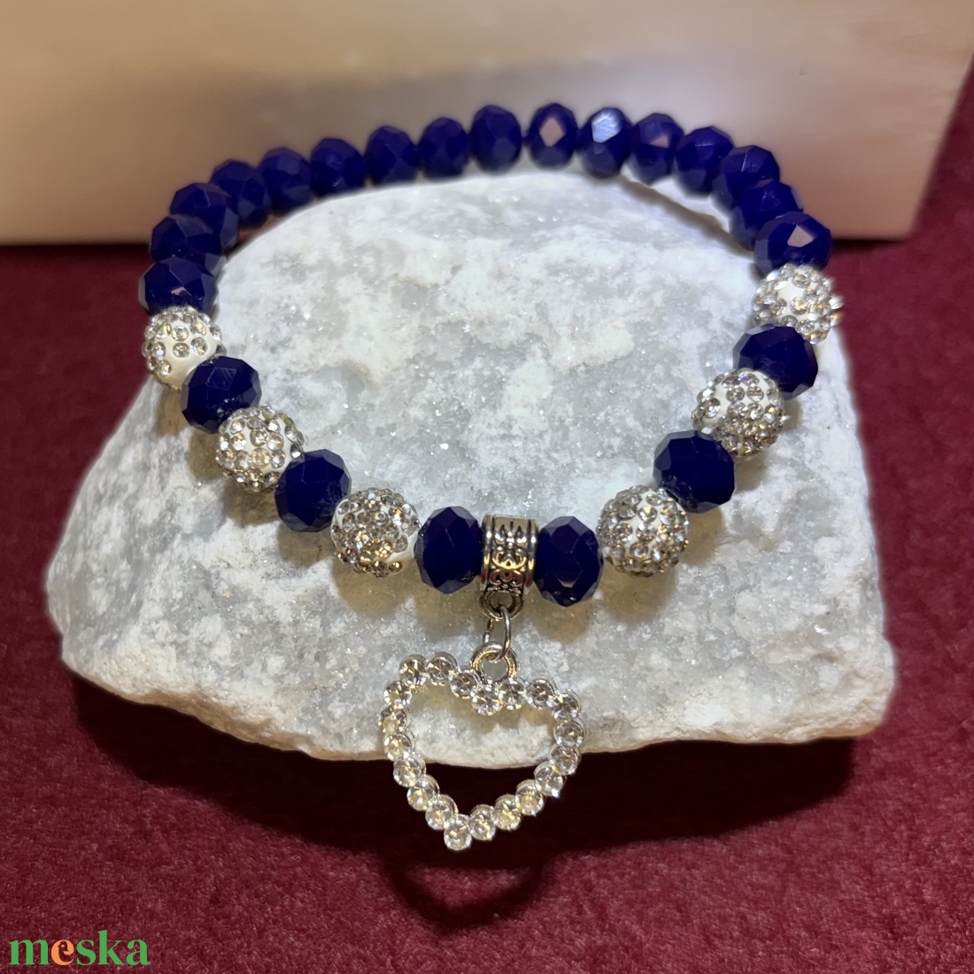 Sötétkék üvegkristály gyöngykarkötő szív charm medállal 16,5 cm-es - ékszer - karkötő - gyöngyös karkötő - Meska.hu